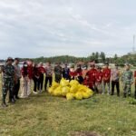 Bersih-Bersih Pesisir Desa Pentadu Barat, Upaya Bersama Jaga Lingkungan dalam Peringatan Hari Nusantara 2024