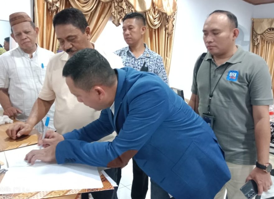 Pemimpin Cabang BRI Limboto,Nur Jonson Arifin, SE, MSi, Menandatangani MoU dengan Bupati Boalemo Rum Pagau.