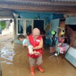 TGC Puskesmas Botumoito Turun Langsung Beri Layanan Kesehatan Untuk Korban Banjir di Desa Patoameme