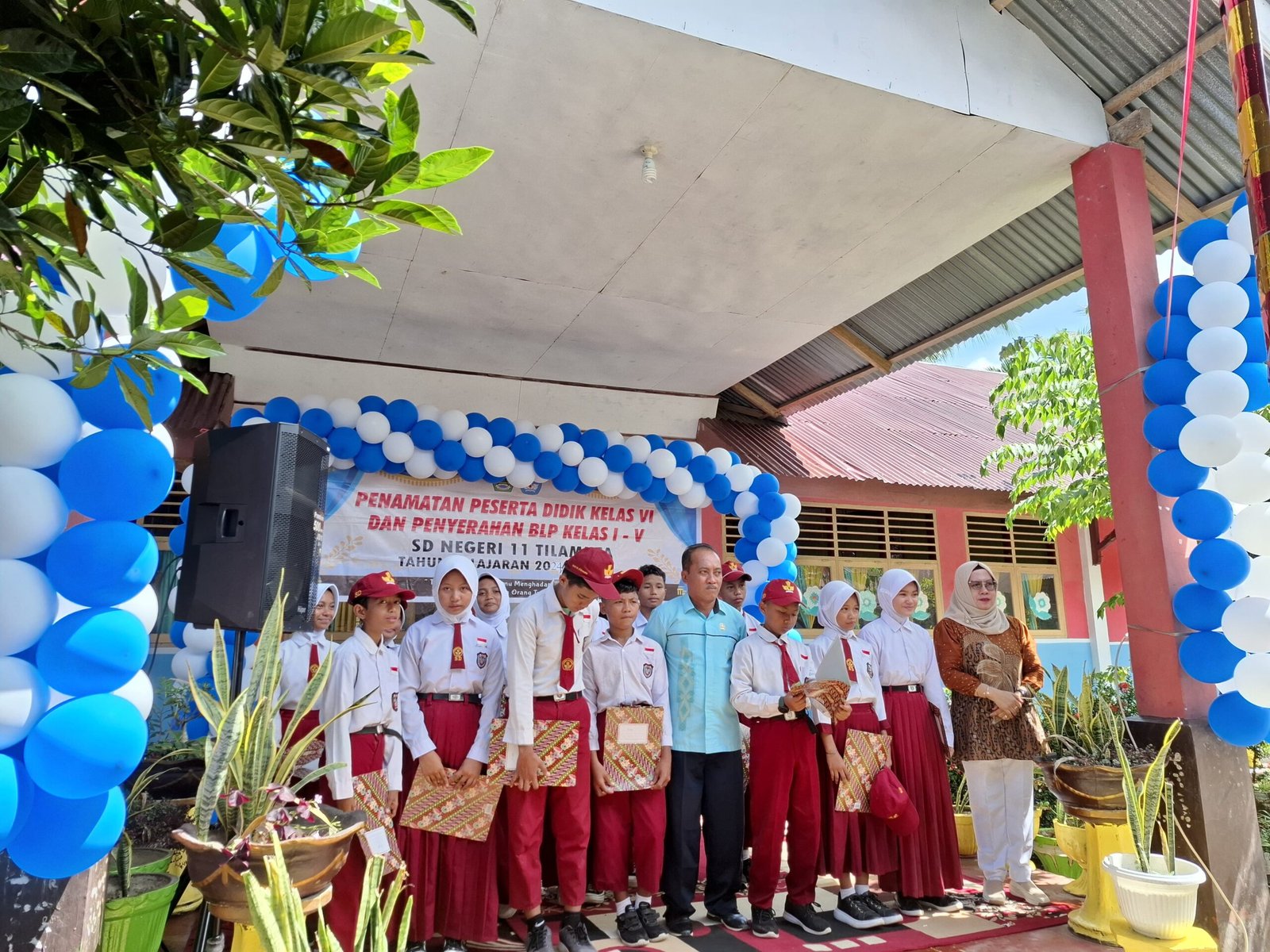 Kepala Sekolah SDN 11 Tilamuta,Didampingi Guru Wali Kelas VI bersam Siswa