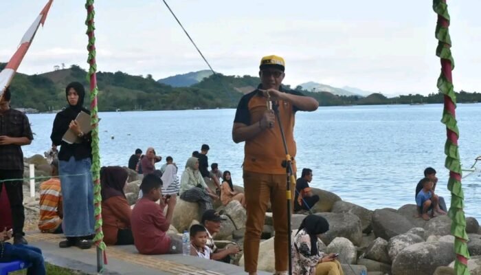 Wabup Boalemo Lahmuddin Hambali Buka Lomba Balap Perahu di Pentadu Barat