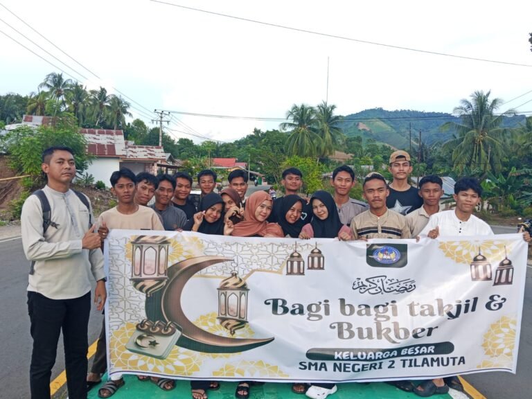 SMAN 2 Tilamuta Bersama Alumni Hajar Jalanan dengan Kebaikan, Ratusan Takjil Dibagikan