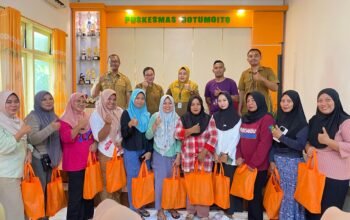 Puskesmas Botumoito Bagikan Paket Lebaran untuk Kader Posyandu sebagai Wujud Apresiasi