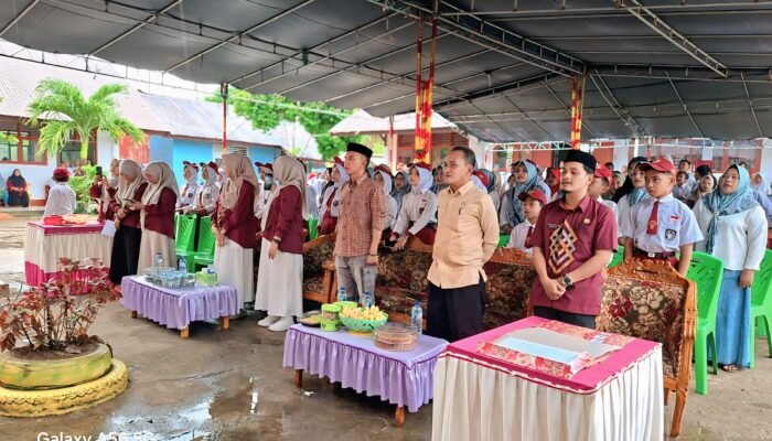 Diguyur Hujan, Semangat Tak Surut! Penamatan dan Penyerahan Rapor di SDN 11 Tilamuta Tetap Meriah