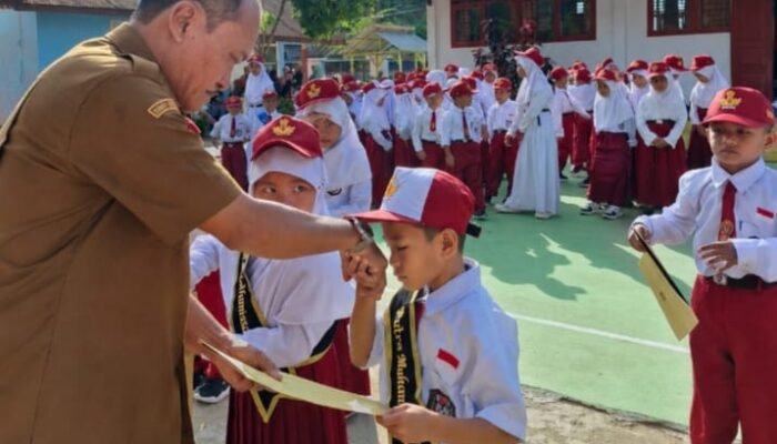 Raja dan Ratu MPLS serta Empat Penerima Penghargaan Karakter Meriahkan Penutupan MPLS SDN 11 Tilamuta di Lahumbo