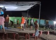 Rema Muda Lahumbo Gotong Royong Buat Panggung Kesenian KKN, Kades Risman Turun Tangan Pikul Bambu