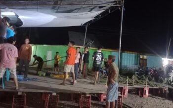 Rema Muda Lahumbo Gotong Royong Buat Panggung Kesenian KKN, Kades Risman Turun Tangan Pikul Bambu