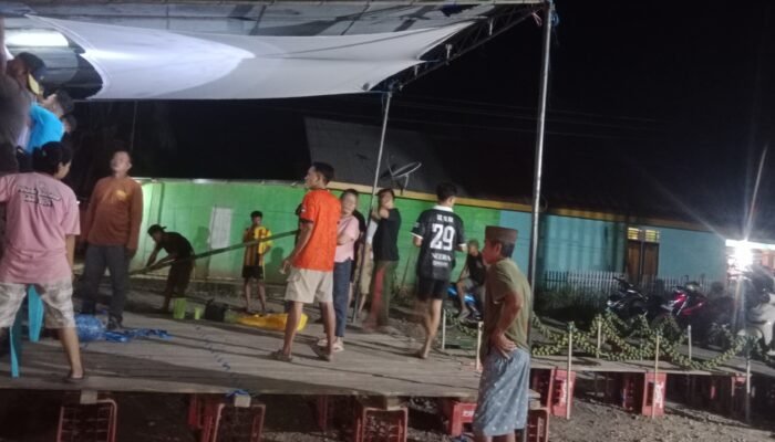 Rema Muda Lahumbo Gotong Royong Buat Panggung Kesenian KKN, Kades Risman Turun Tangan Pikul Bambu